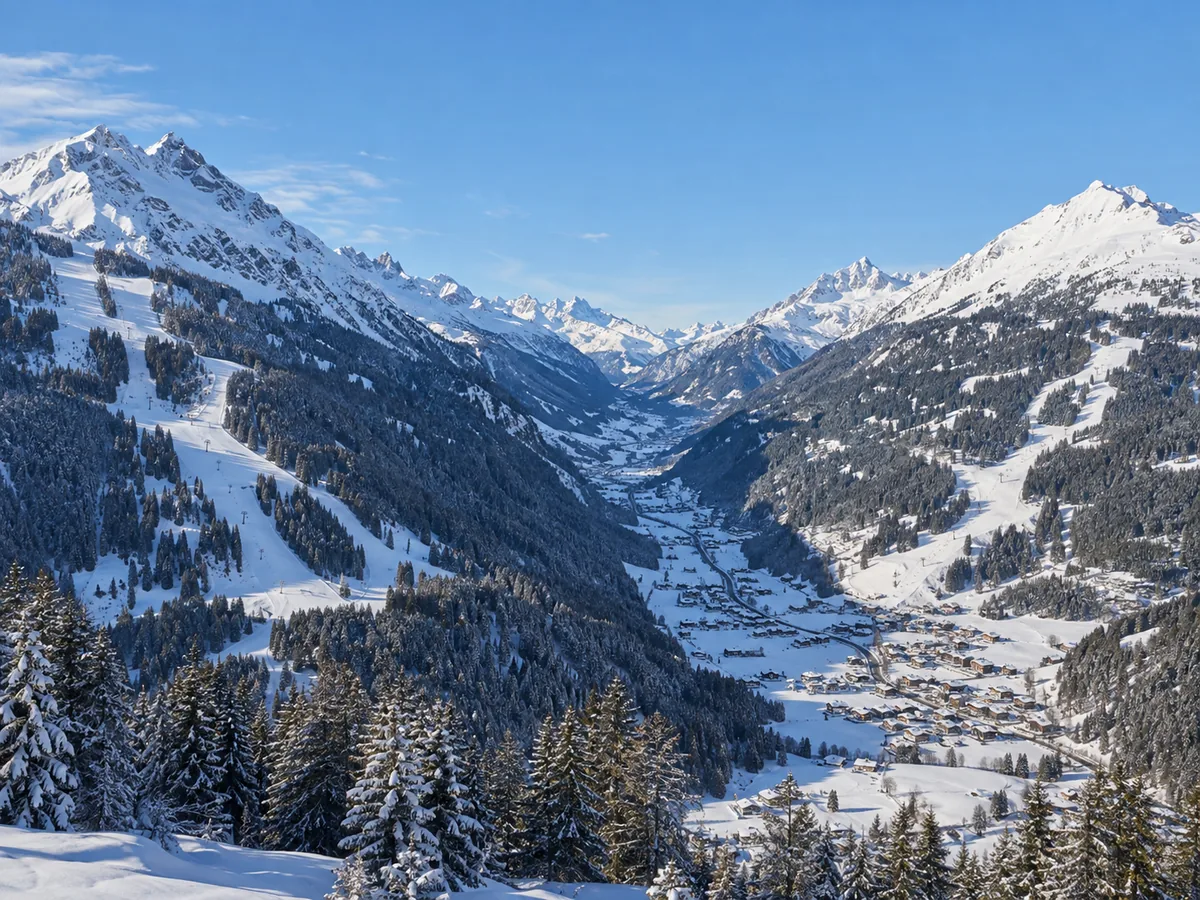 Das Montafon-Tal mit Skipisten und umliegenden Berggipfeln