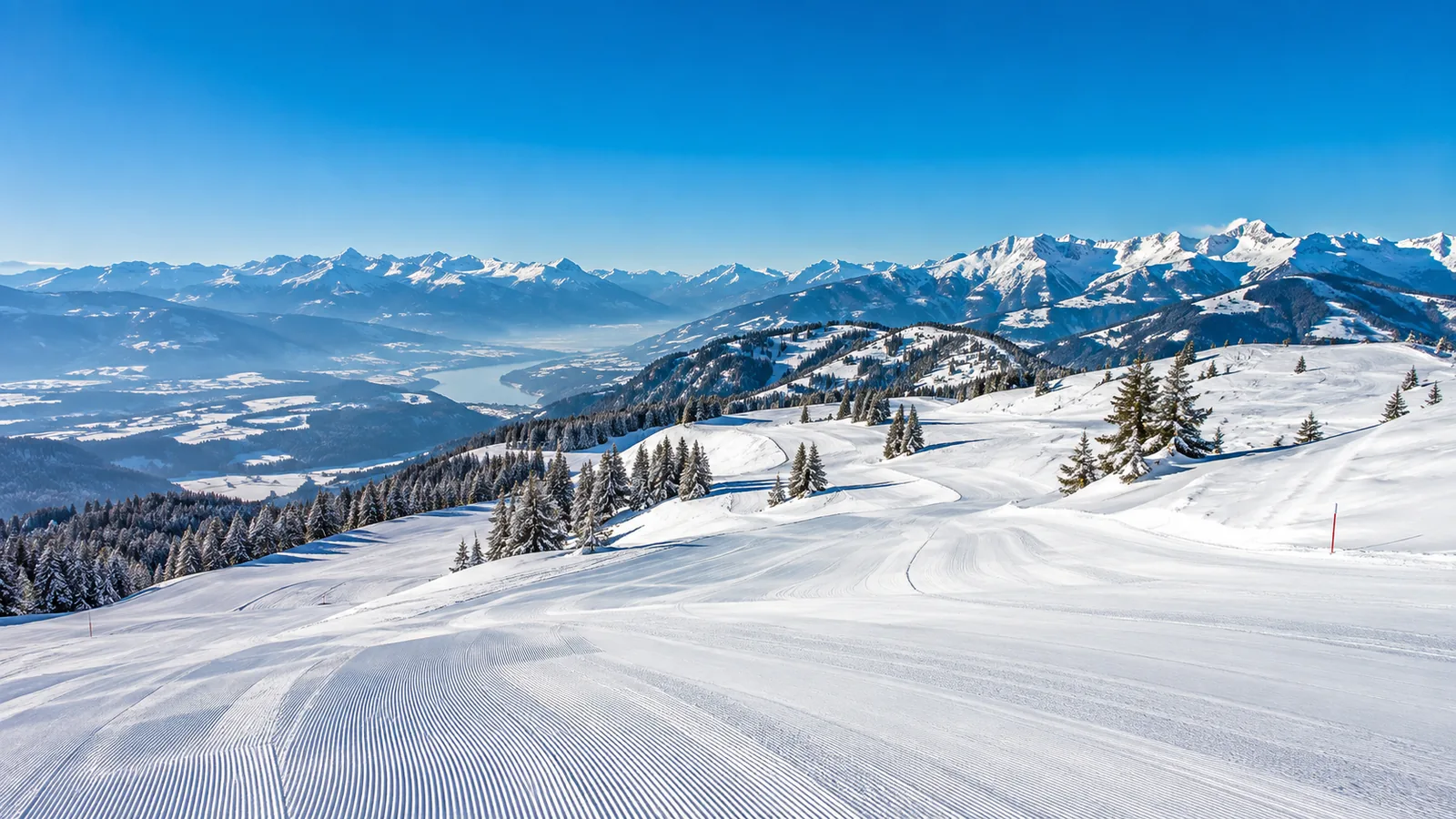 Sonnenbeschienene Skipisten am Nassfeld in Kärnten mit klarem Himmel