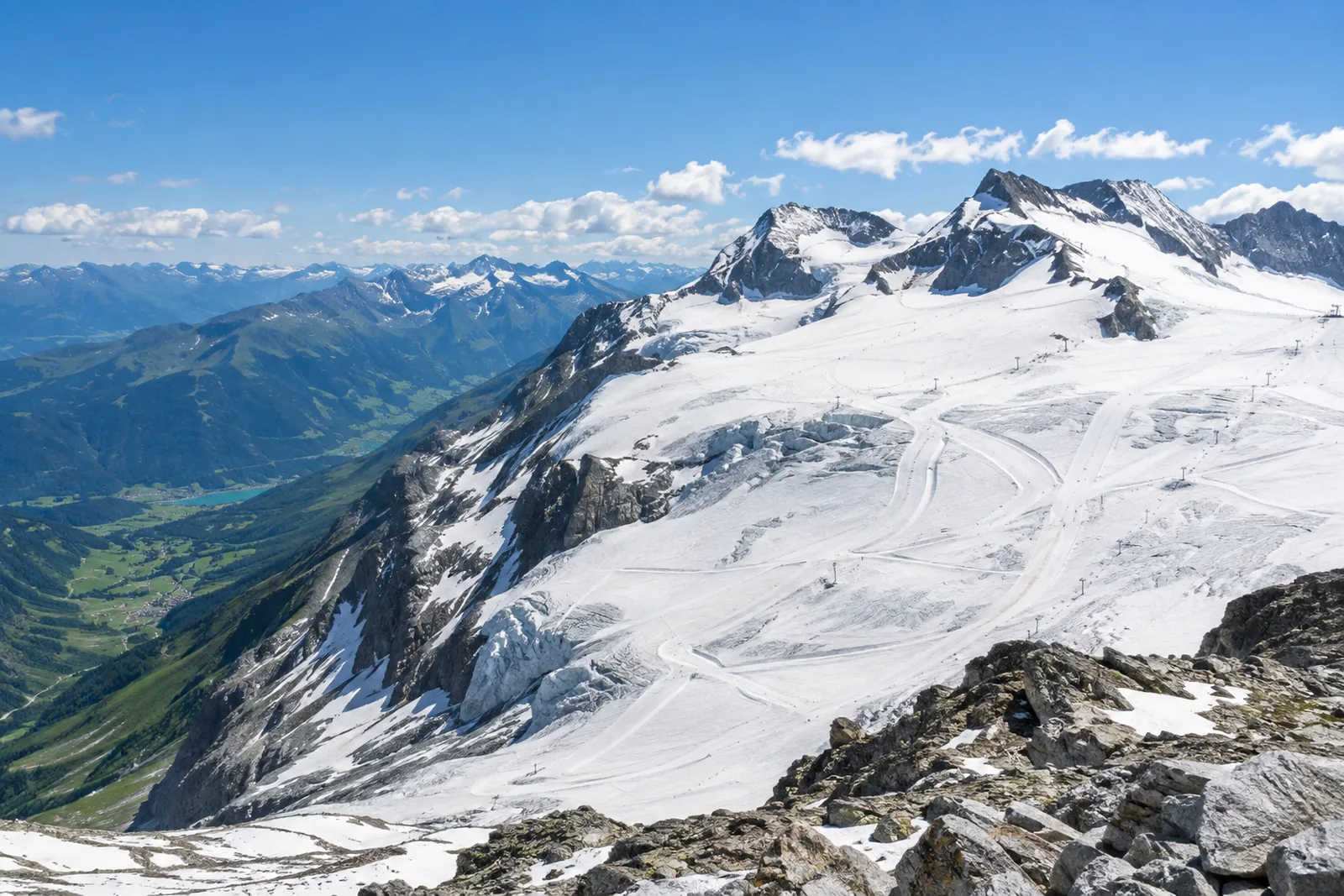 Der Dachstein-Gletscher unter blauem Himmel im Sommer