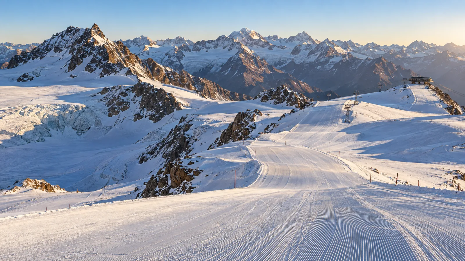 Der Rettenbachferner-Gletscher bei Sölden mit Skipisten im Herbstlicht