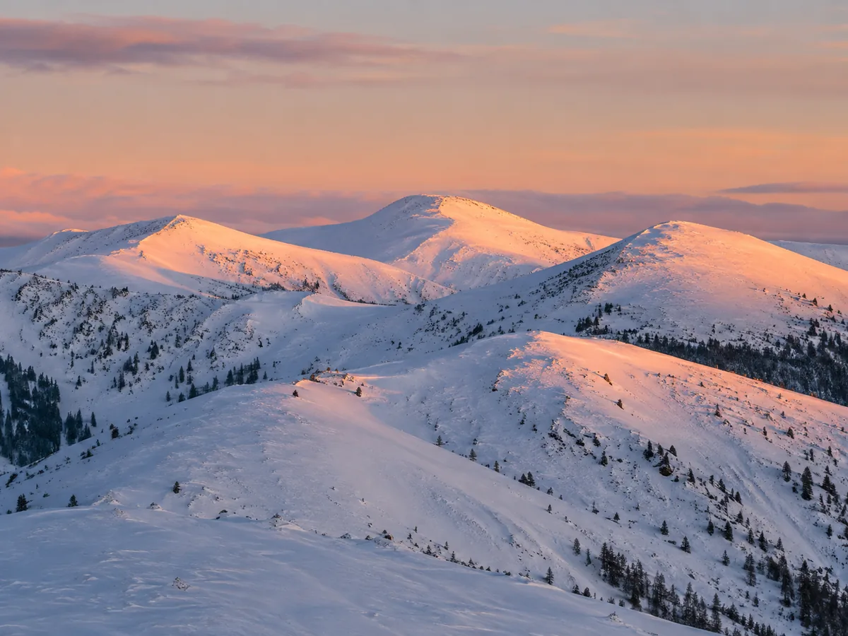 Sanfte, verschneite Gipfel der Nockberge in Kärnten